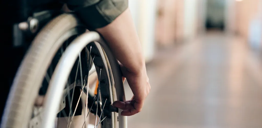Rampa de accesibilidad en el portal de un edificio de una comunidad de propietarios, obras de accesibilidad universal reguladas por la Ley de Propiedad Horizontal